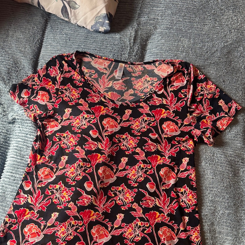 Floral Black and Red Lularoe top Size Large LIKE NEW